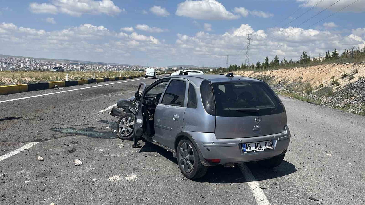 NİĞDE-KAYSERİ KARAYOLUNDA İKİ OTOMOBİLİN ÇARPIŞMASI SONUCU MEYDANA GELEN KAZADA 4 KİŞİ...