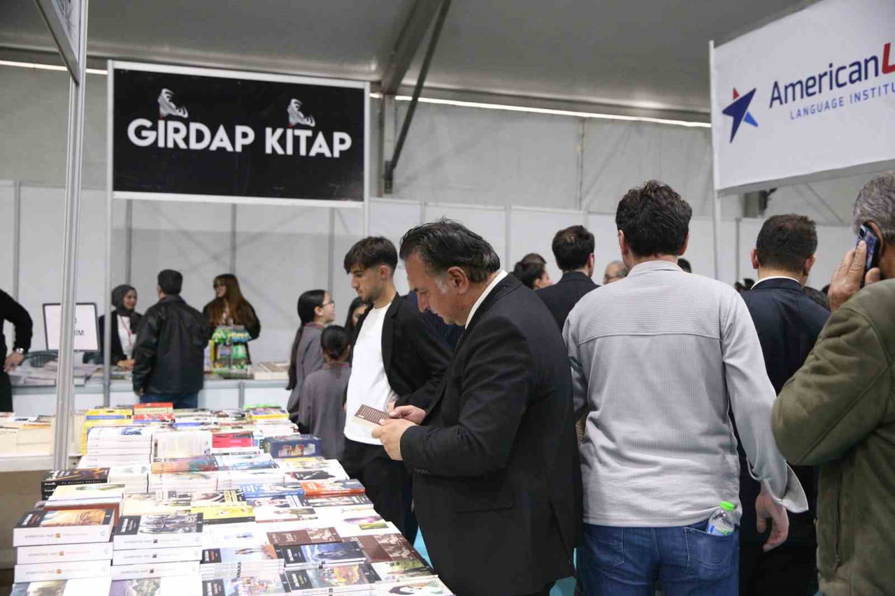 NİĞDE KİTAP FUARI, DÜZENLENEN TÖRENLE KAPILARINI KİTAPSEVERLERE AÇTI.