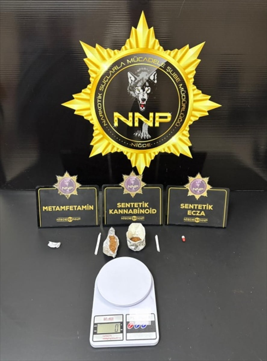  Niğde merkez ve Bor ilçesinde düzenlenen uyuşturucu operasyonunda gözaltına alınan 7 şüpheliden...