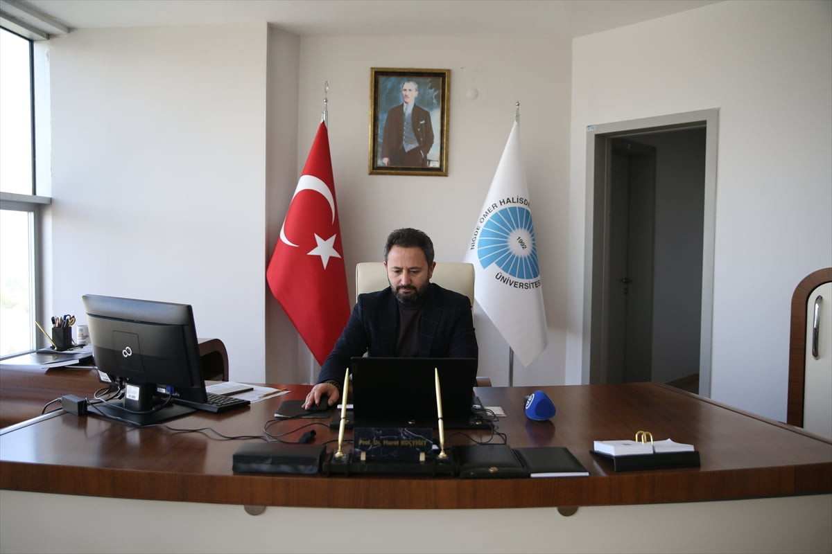 Niğde Ömer Halisdemir Üniversitesi (NÖHÜ) İletişim Fakültesi akademisyenleri, Anadolu Ajansının...