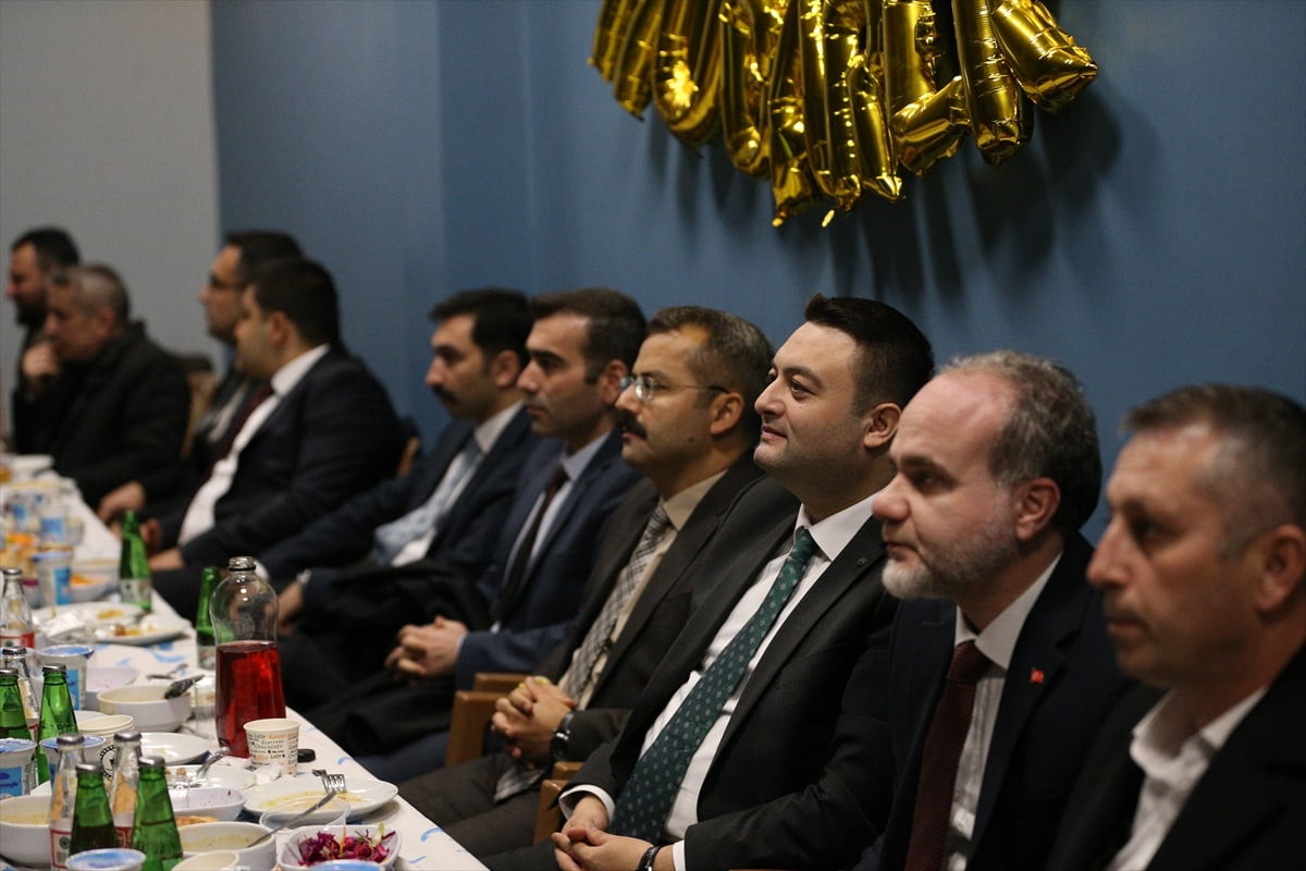 Niğde Ömer Halisdemir Üniversitesinde (NÖHÜ) düzenlenen Kampüs İftarları programında, öğrencilere...