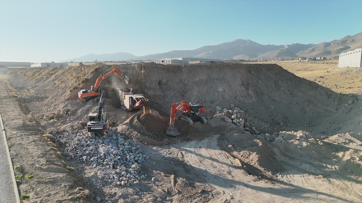 Niğde Organize Sanayi Bölgesi'nde (OSB), fabrika parsellerinden çıkan hafriyatlar yol yapımı ve...