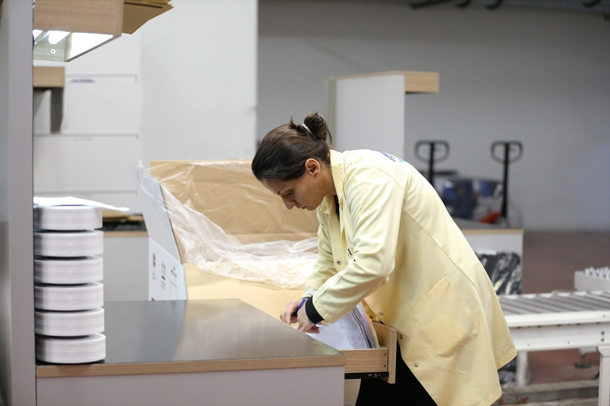 Niğde Organize Sanayi Bölgesi'nde (OSB) ilk fazı tamamlanan yaklaşık 240 milyon dolarlık likra...