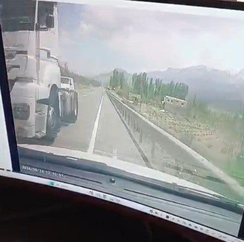 NİĞDE-ULUKIŞLA KARA YOLUNDA BİR TIRIN YAPTIĞI HATALI SOLLAMA, ADETA FACİAYA DAVETİYE...