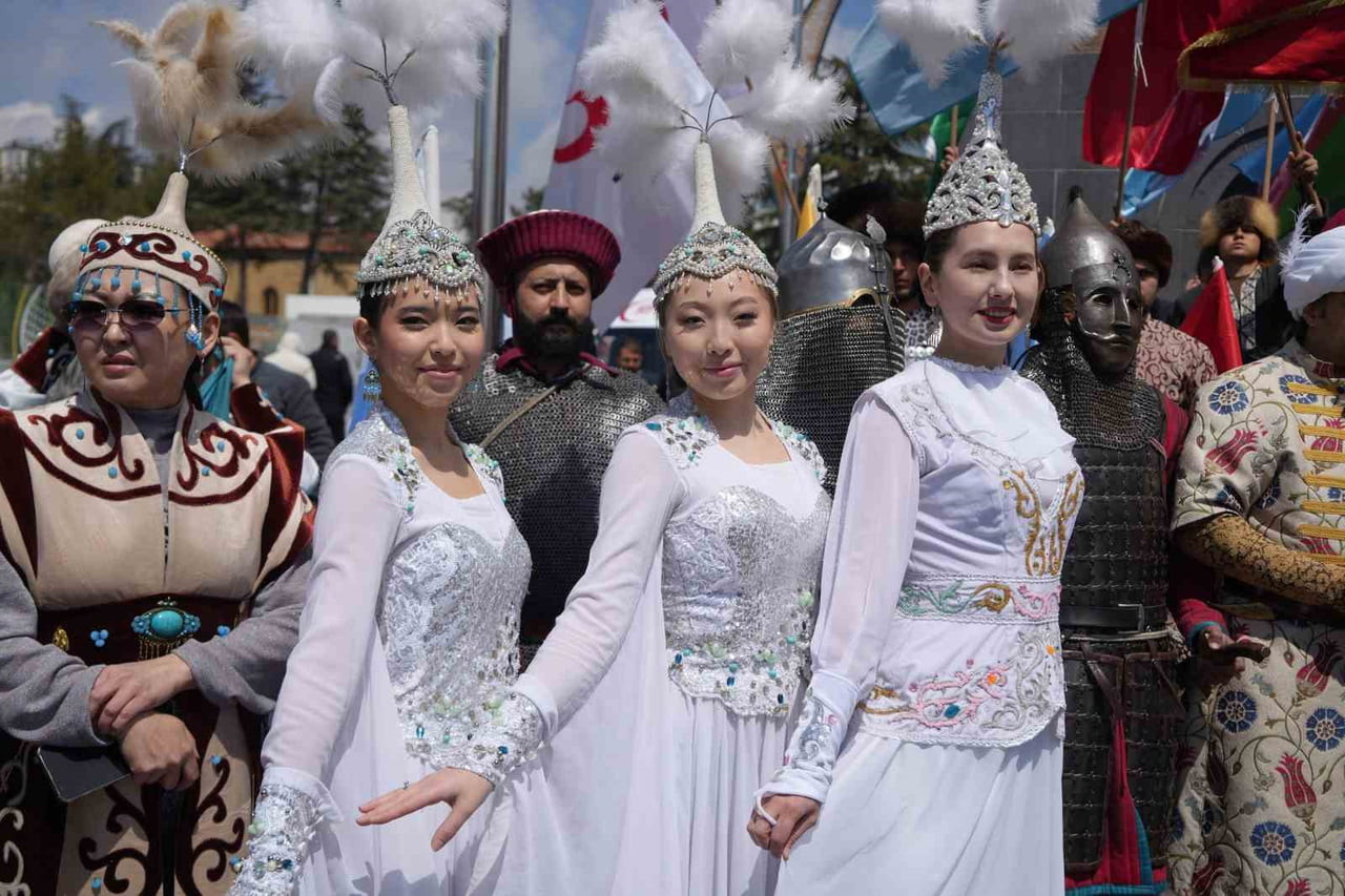 NİĞDE'DE 2 GÜN SÜRECEK NEVRUZ BAYRAMI KUTLAMALARI KORTEJ YÜRÜYÜŞÜ İLE BAŞLADI.