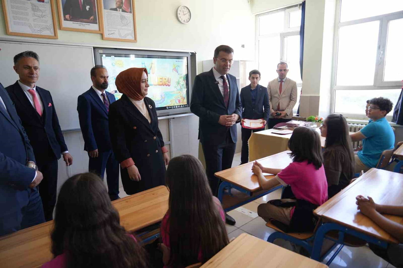 NİĞDE'DE 67 BİN 811 ÖĞRENCİ KARNE HEYECANI YAŞADI