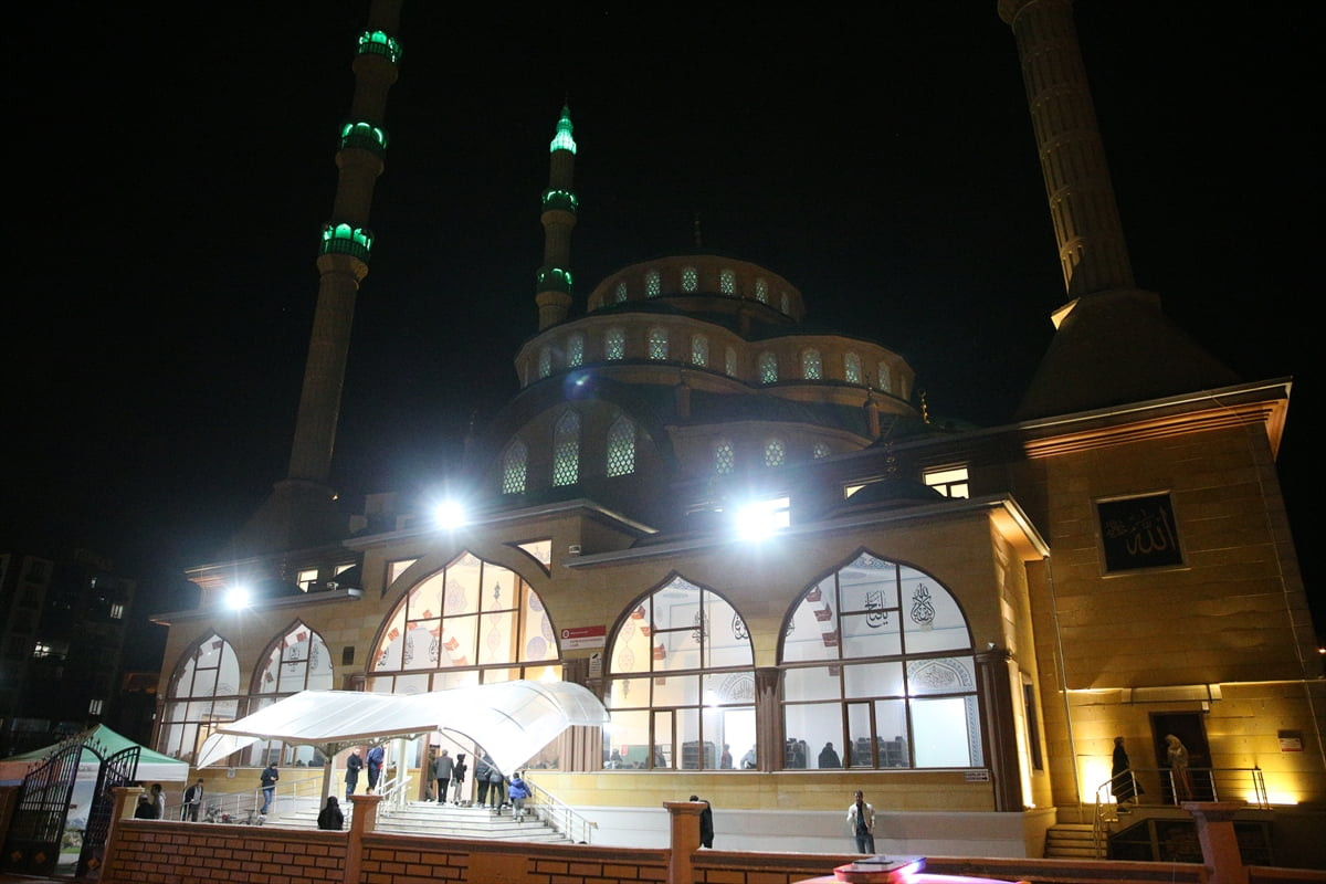 Niğde'de Berat Kandili dolayısıyla yatsı namazından önce Fatih Sultan Mehmet Camisi'nde program...