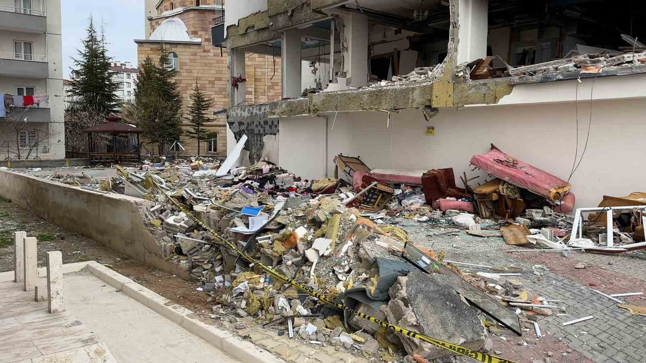 NİĞDE'DE BİR BİNADA MEYDANA GELEN DOĞALGAZ PATLAMASININ ÜZERİNDEN YAKLAŞIK BİR AY GEÇMESİNE RAĞMEN...