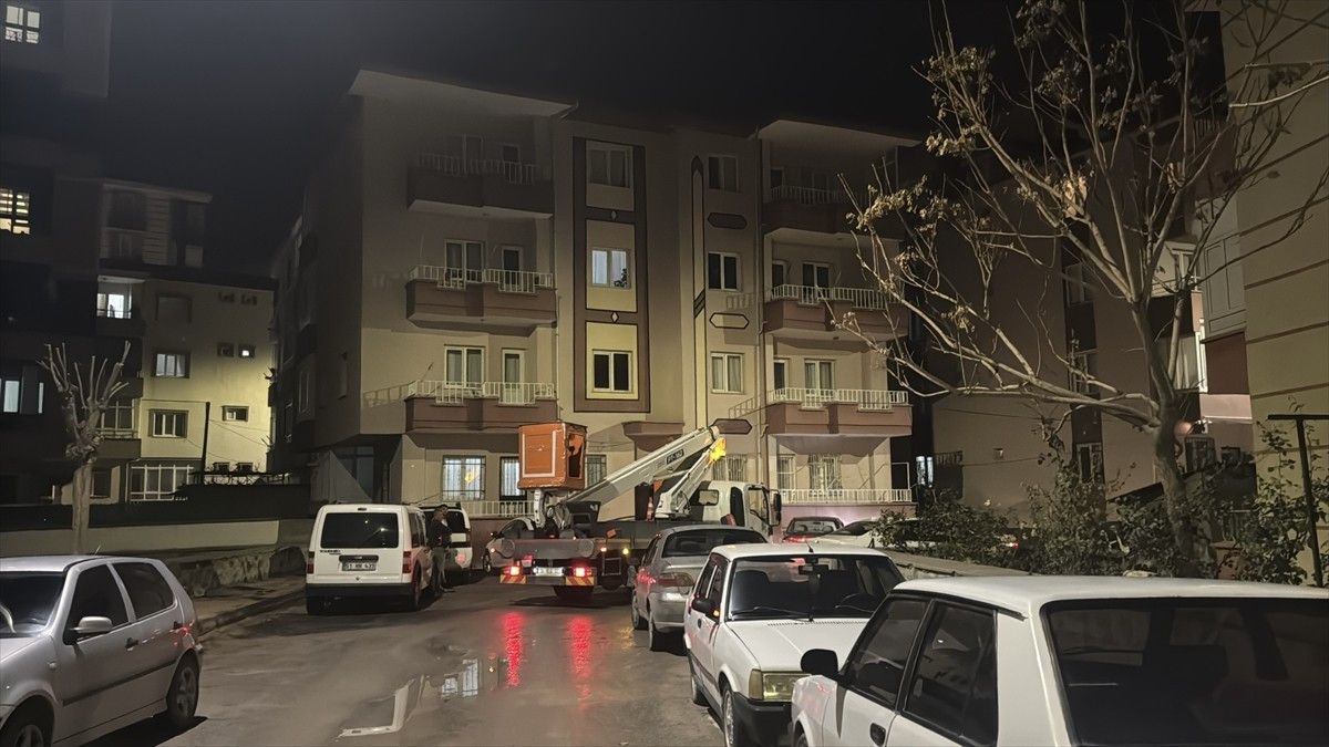 Niğde'de bir evde doğal gaz sıkışması sonucu meydana gelen patlamada 1 kişi yaralandı.