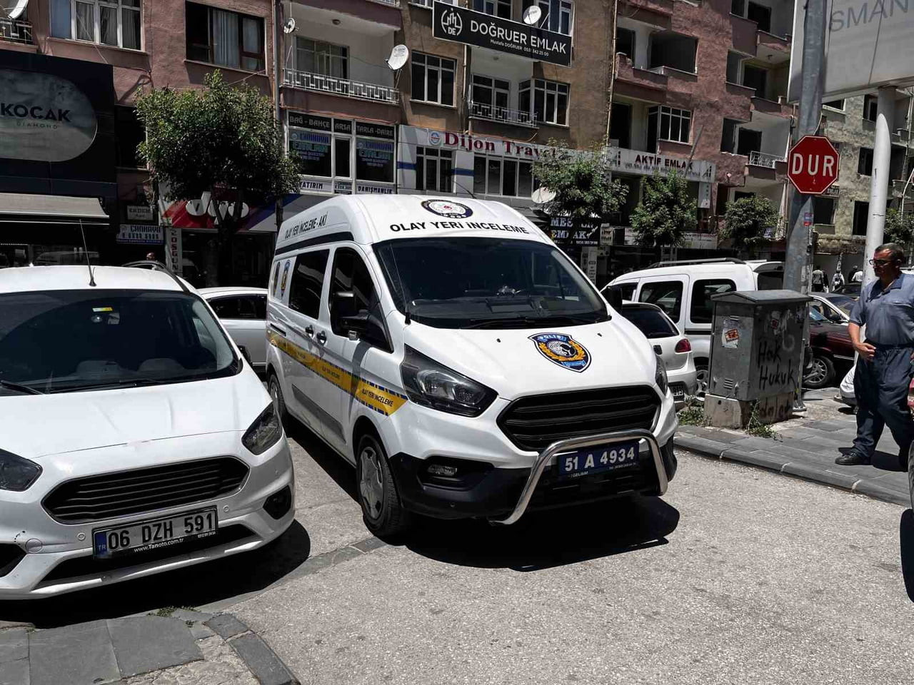 NİĞDE'DE BİR OTELDE KONAKLAYAN 53 YAŞINDAKİ ADAMIN KALDIĞI ODADA CANSIZ BEDENİ BULUNDU. İHBAR...