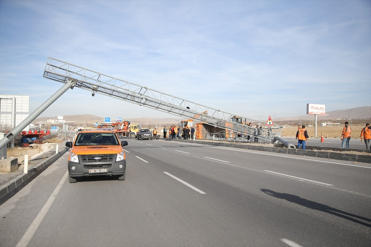 Niğde'de damperi açık şekilde ilerleyen kamyon, Plaka Tanıma Sistemi (PTS) direğine çarptı.