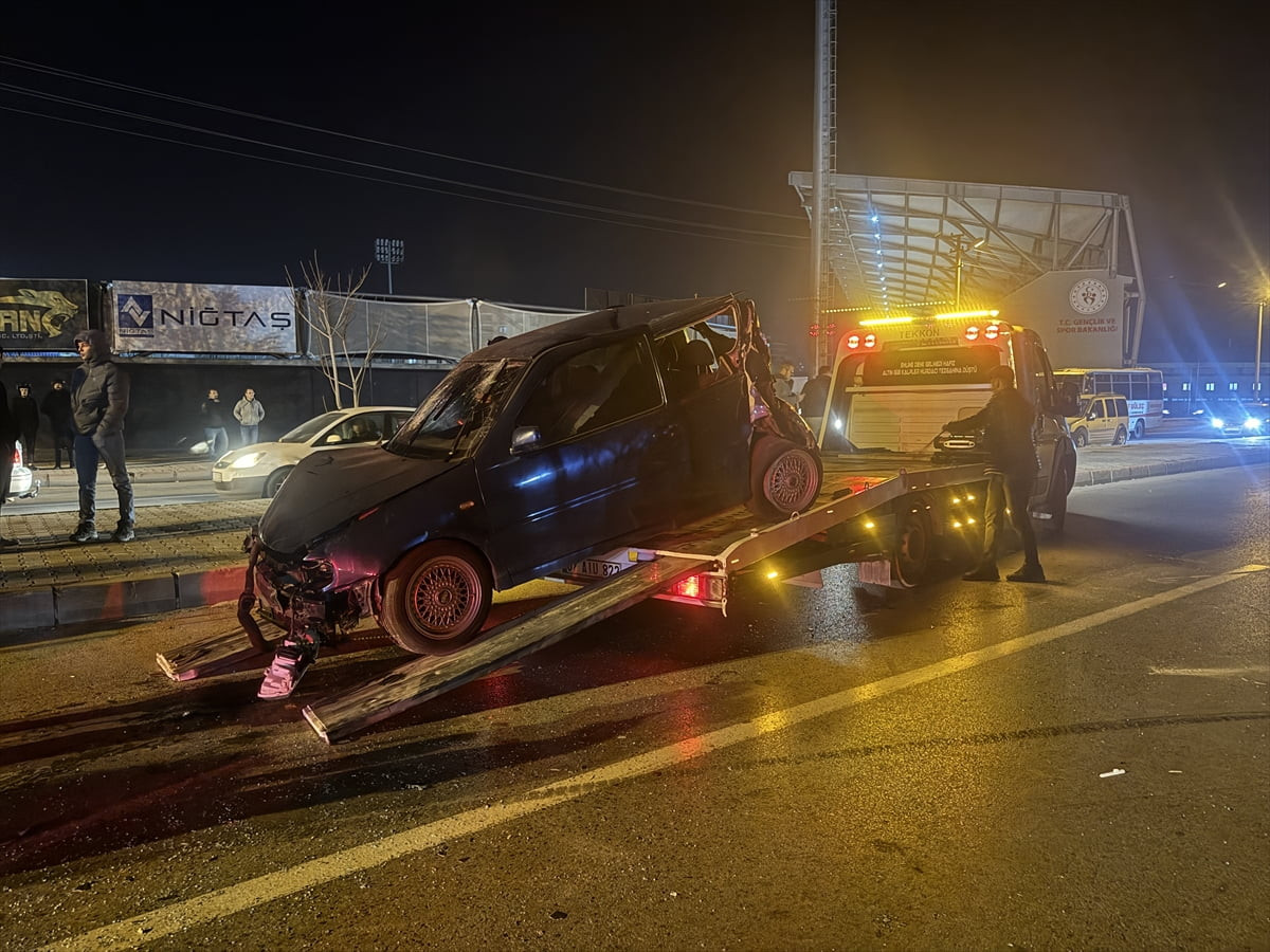 Niğde'de fabrika işçilerini taşıyan servis midibüsü ile otomobilin çarpışması sonucu 11 kişi...