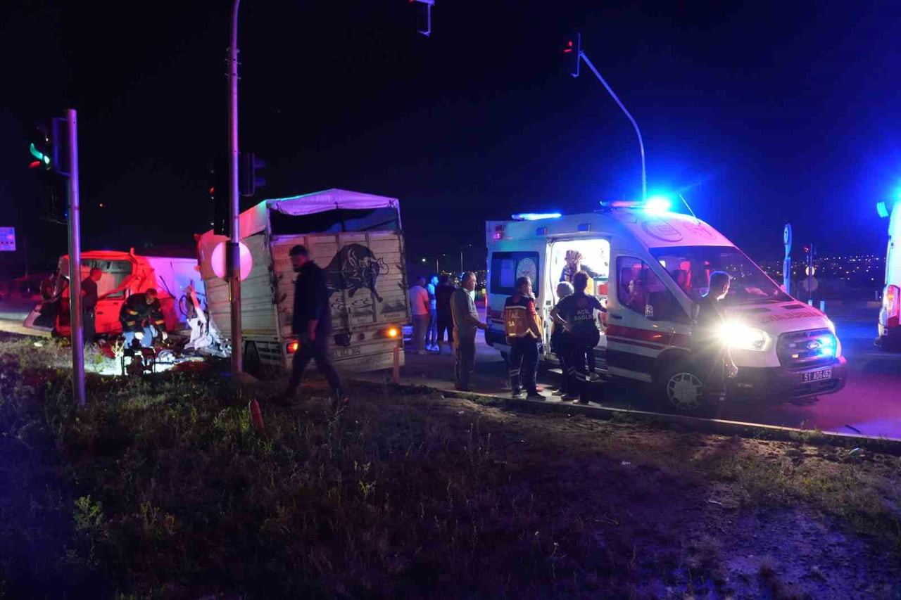 NİĞDE'DE GÜMÜŞLER KAVŞAĞI'NDA ÜÇ ARACIN KARIŞTIĞI TRAFİK KAZASINDA 1’İ AĞIR 10 KİŞİ...