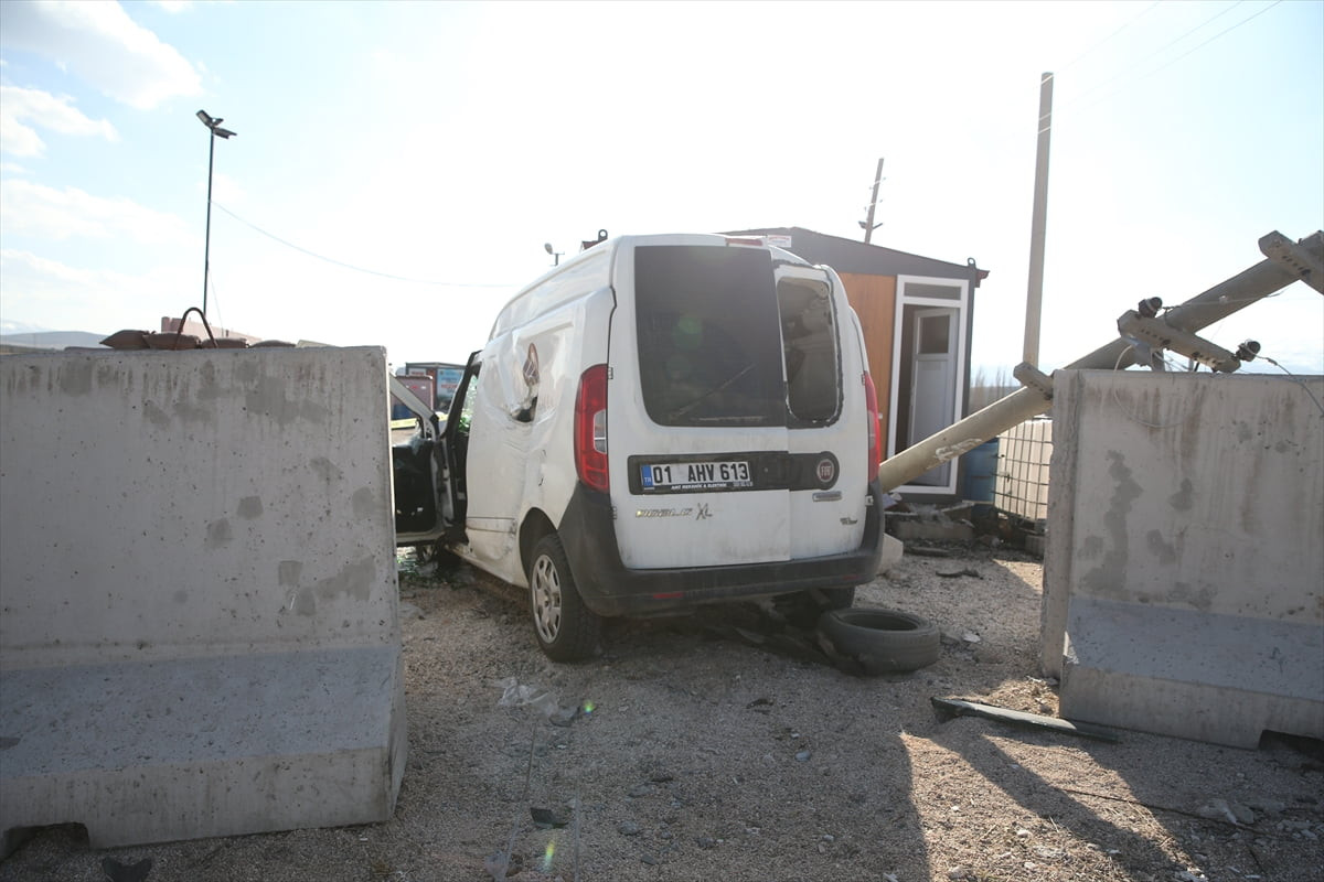 Niğde'de jandarma uygulama noktasındaki beton bariyerlere çarpan hafif ticari aracın sürücüsü...