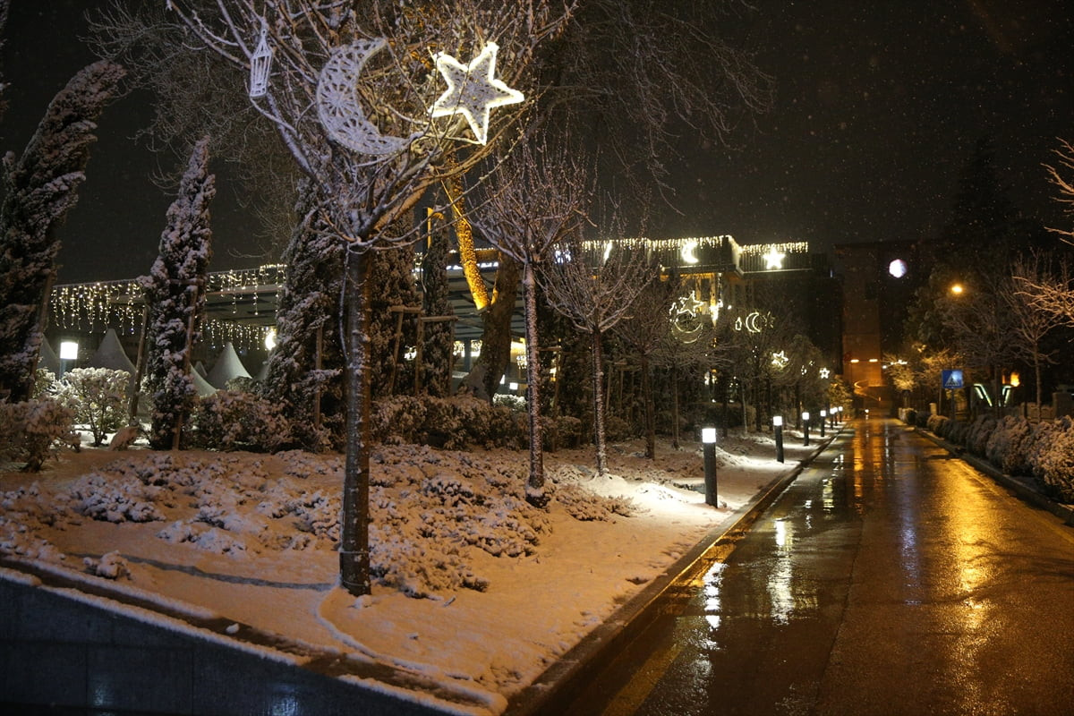 Niğde'de kar yağışı ve soğuk hava etkili oluyor. 