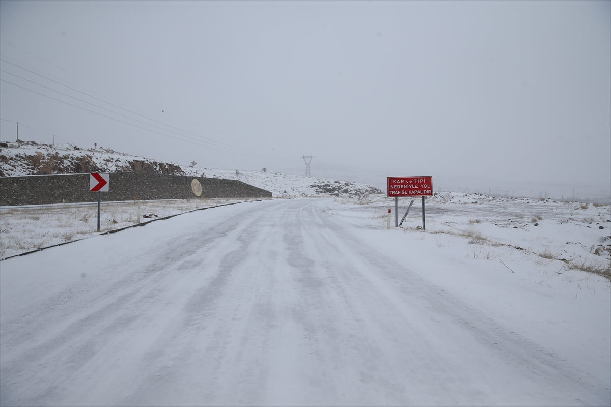 Niğde'de kar yağışı ve soğuk hava etkisini sürdürüyor. Hava sıcaklığının rakımı yüksek bölgelerde...