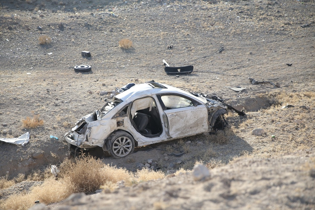 Niğde'de otomobilin şarampole devrilmesi sonucu 2 kişi öldü, 1 kişi yaralandı.