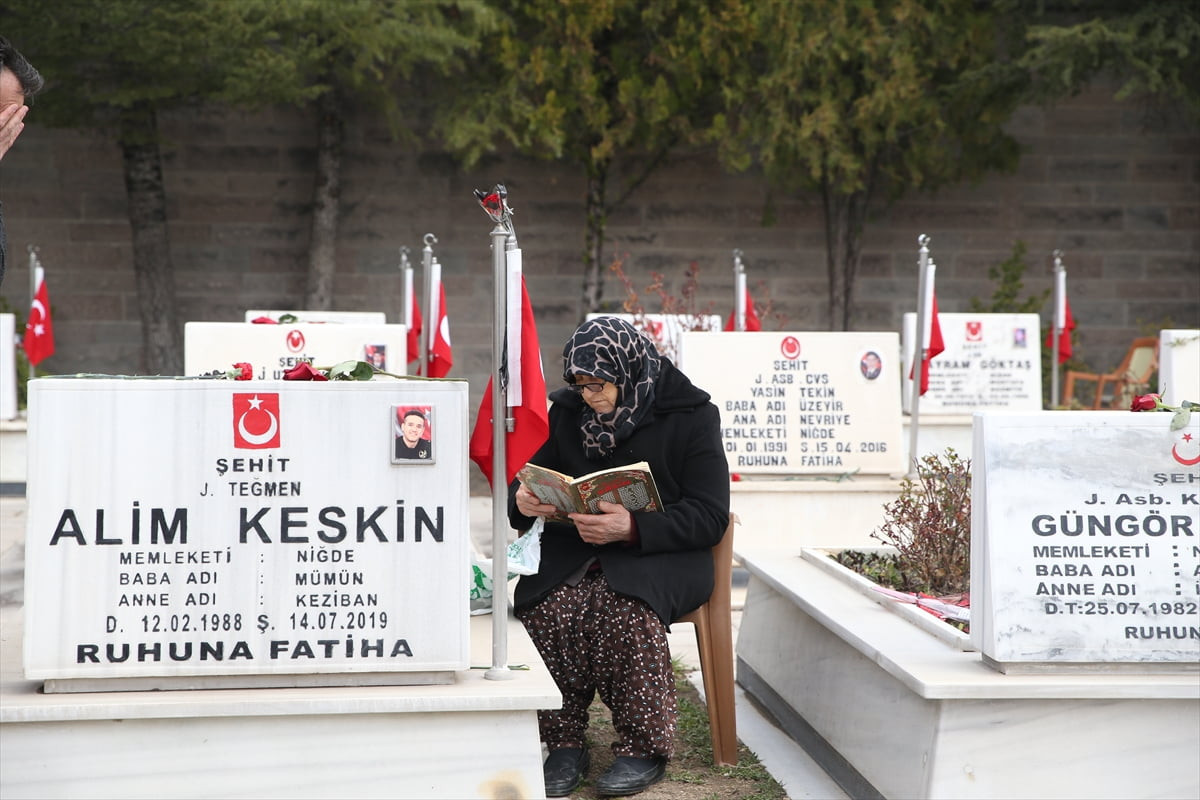 Niğde'de Ramazan Bayramı arifesi dolayısıyla şehitlik ziyaret edildi. Şehit aileleri ve yakınları...