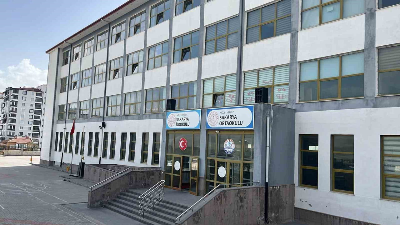NİĞDE'DE SAKARYA İLKOKULU'NDAKİ 27 ÖĞRENCİ OKUL DIŞINDA BİR PİDE SALONUNDA TÜKETTİKLERİ YEMEK...