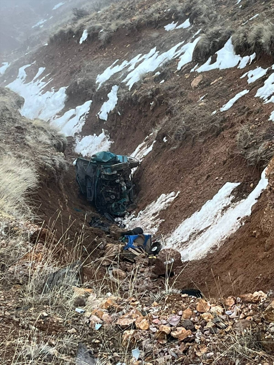 Niğde'de şarampole devrilen otomobildeki 2 kişi hayatını kaybetti, 2 kişi yaralandı.