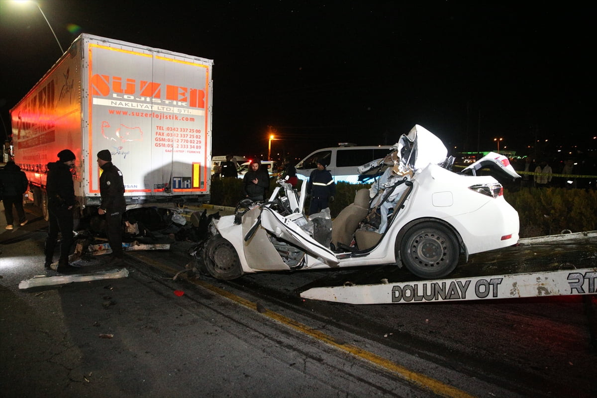 Niğde'de tırla çarpışan otomobilin sürücüsü öldü. Olay yerine polis, itfaiye ve sağlık ekipleri...
