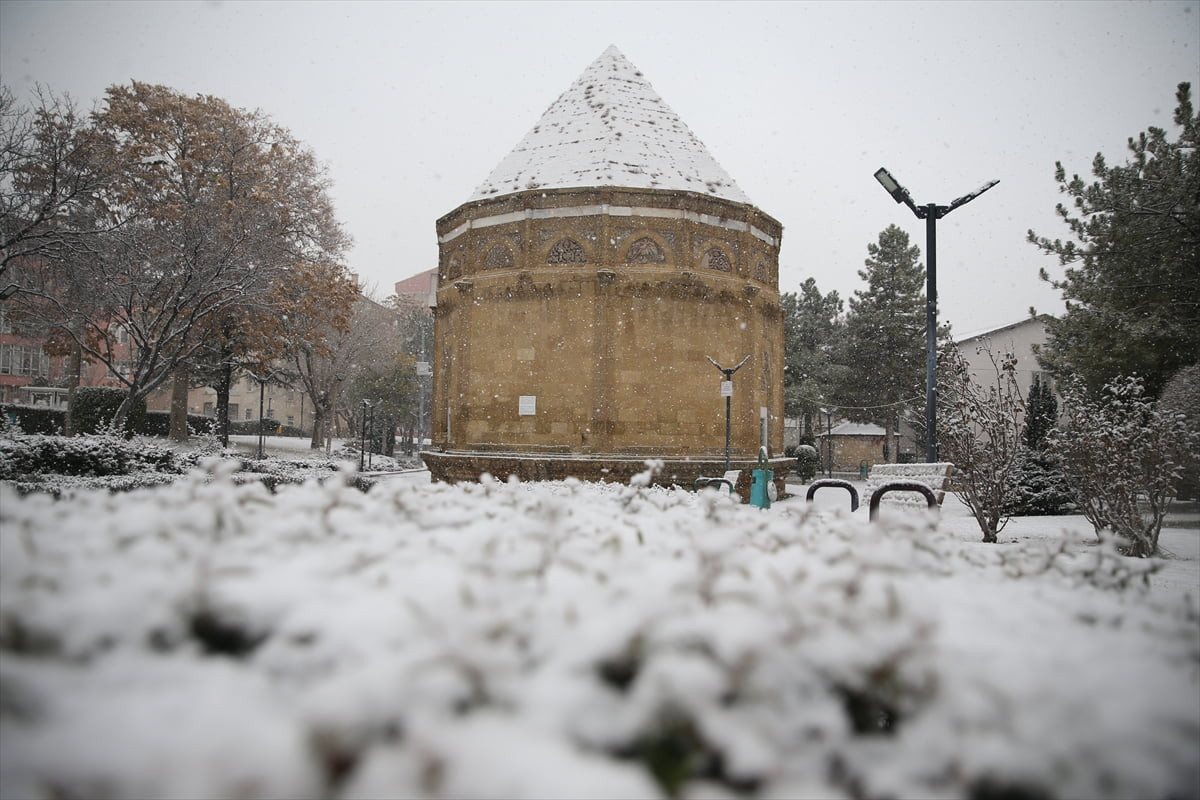 Niğde'de yoğun kar yağışı etkisini sürdürüyor. Kentte etkili olan soğuk hava, sabah saatlerinde...