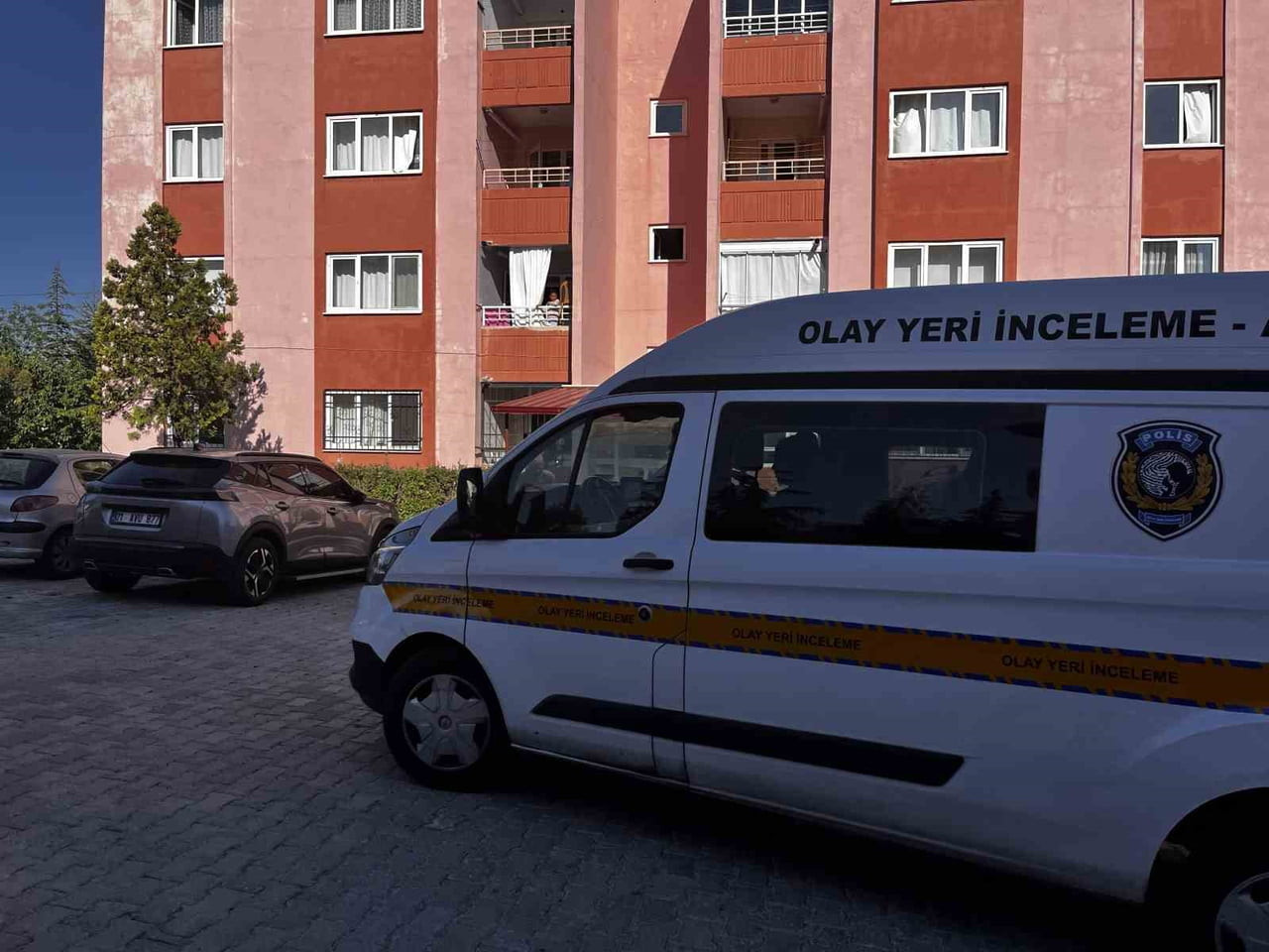 NİĞDE'NİN BOR İLÇESİNDE 3. KATTAN DÜŞEN 2 YAŞINDAKİ ÇOCUK AĞIR YARALANDI.