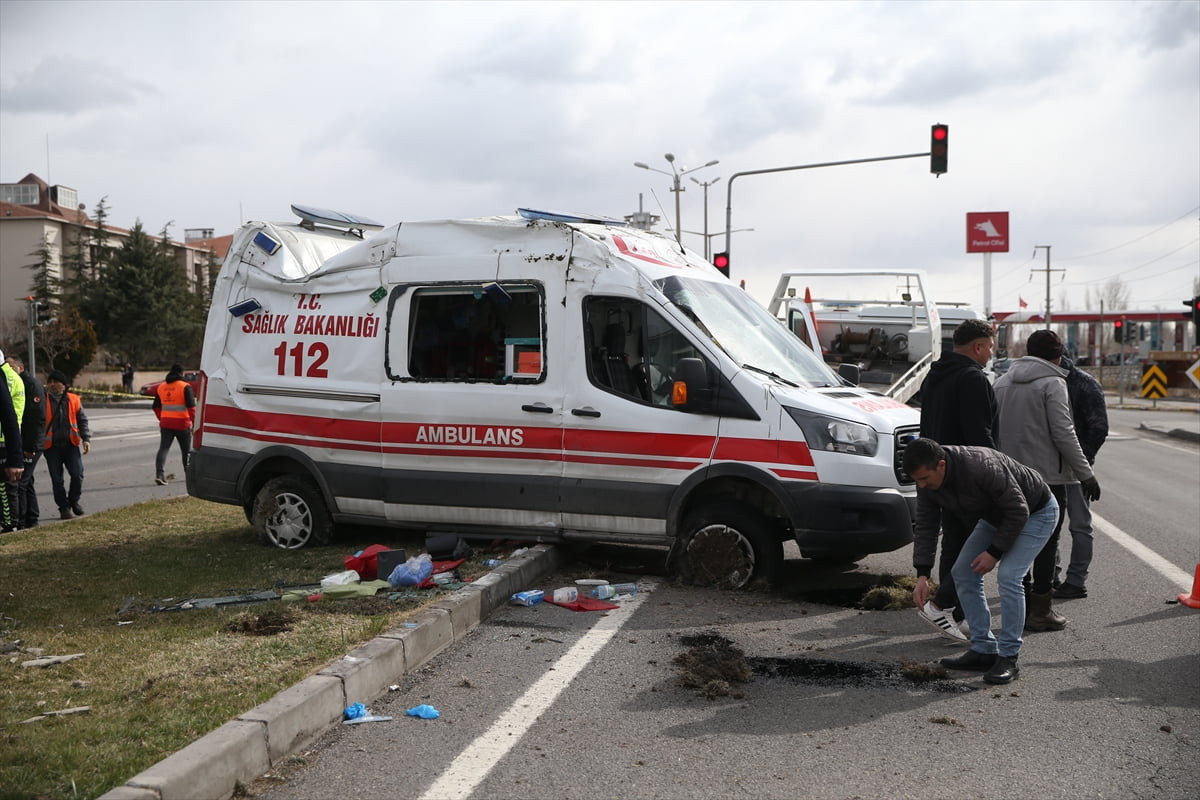 Niğde'nin Bor ilçesinde hafif ticari araç ile ambulansın çarpışması sonucu 3 kişi...