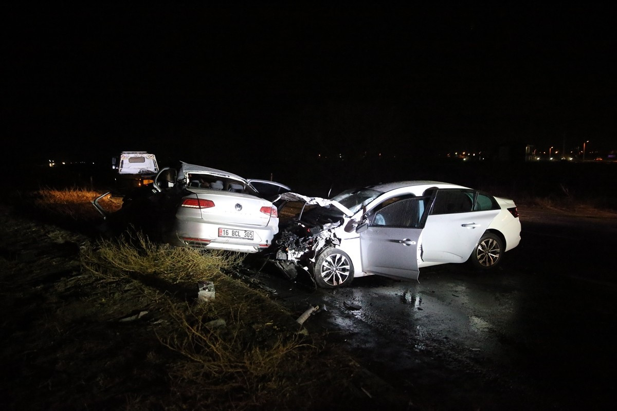 Niğde'nin Çamardı ilçesinde iki otomobilin çarpıştığı kazada 3 kişi öldü, 6 kişi...