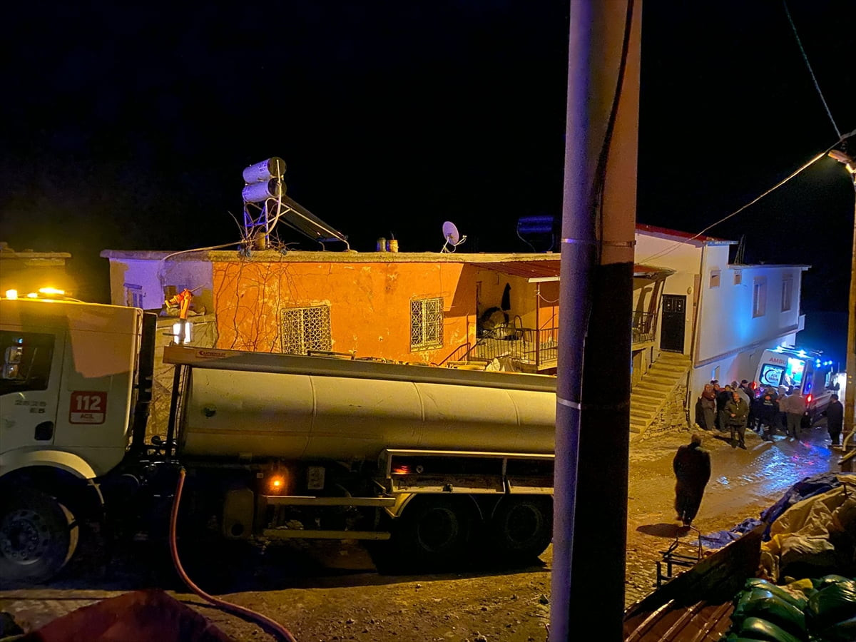 Niğde'nin Çamardı ilçesinde sobanın devrilmesi sonucu çıkan yangında 1 kişi yaralandı.