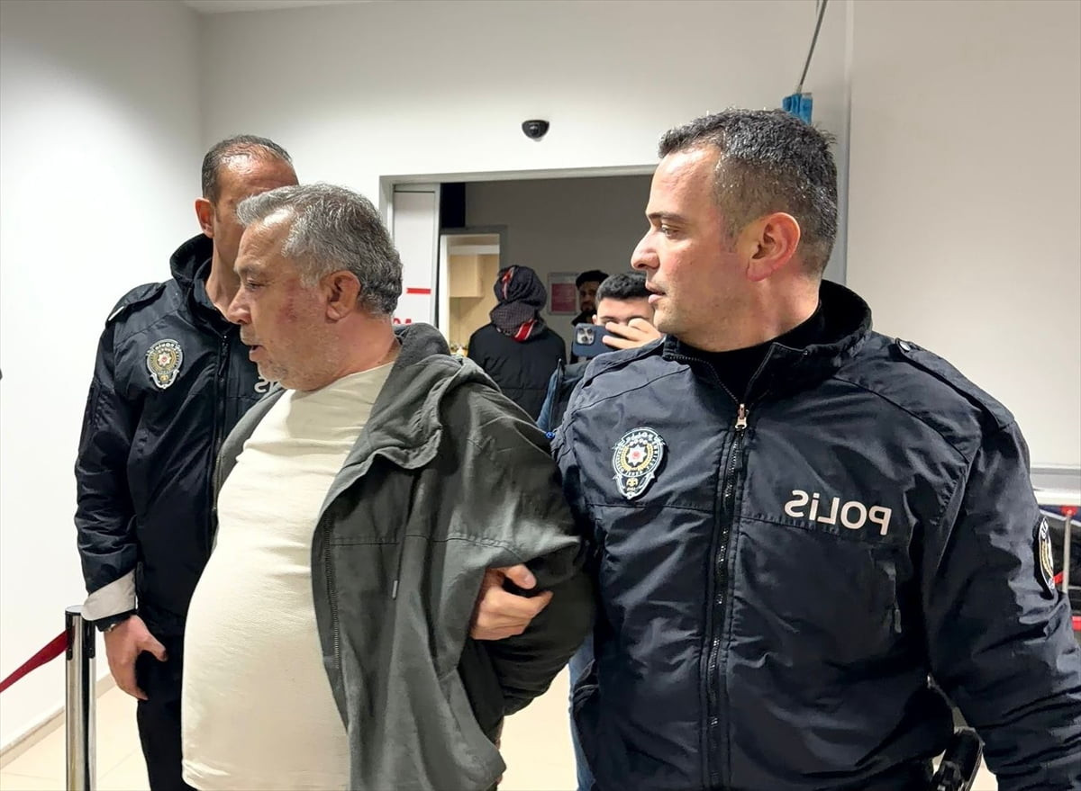 Niğde'nin Çiftlik ilçesinde 2 aracın karıştığı kaza sonrası taraflar arasında çıkan kavgada...