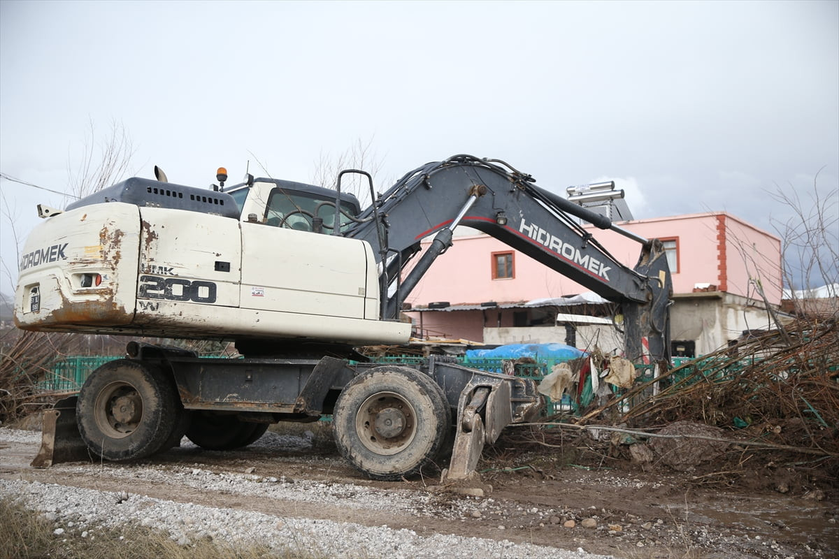 Niğde'nin Çiftlik ilçesinde sağanak hayatı olumsuz etkiledi. İlçede etkili olan sağanağın ardından...