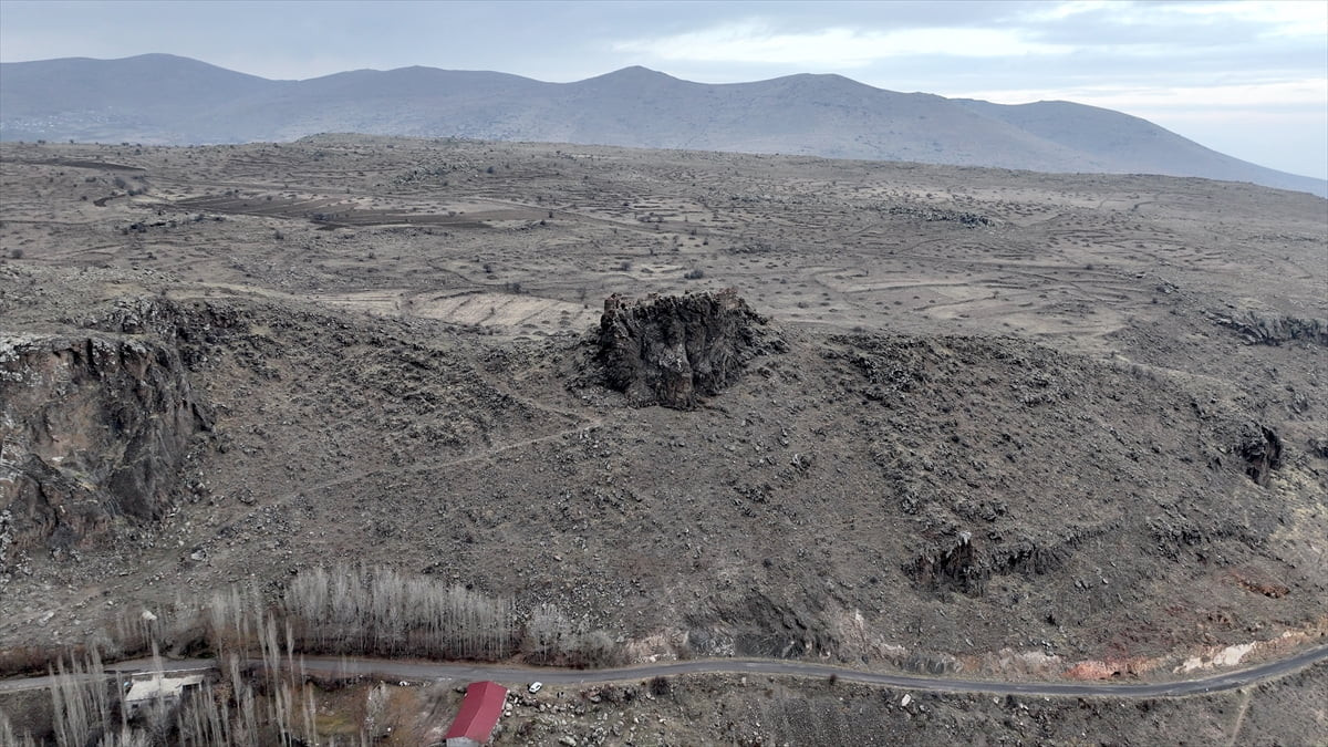 Niğde'nin Çiftlik ilçesine bağlı Murtaza köyünde kaya kütlesi üzerine kurulu 1000 yıllık Murtaza...