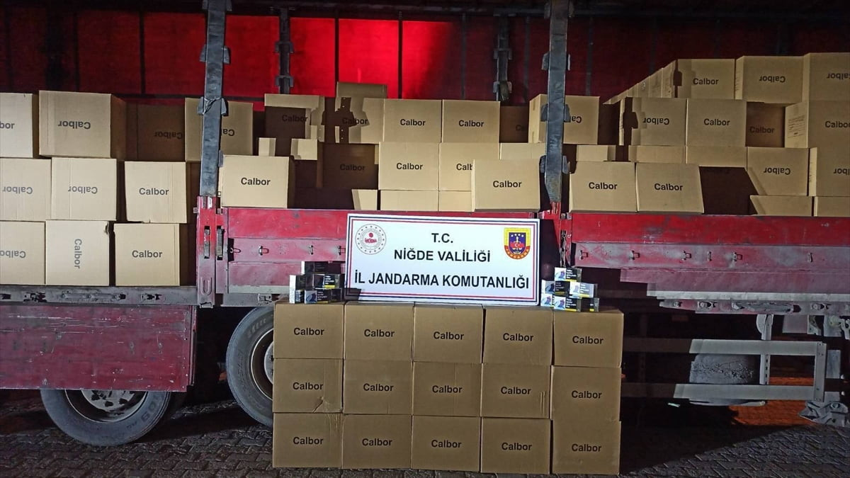 Niğde'nin Ulukışla ilçesinde düzenlenen kaçakçılık operasyonunda 8 milyon 800 bin kaçak sigara ele...