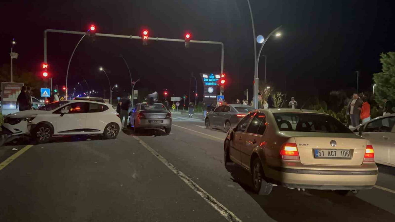 NİĞDE’DE 5 ARACIN KARIŞTIĞI ZİNCİRLEME KAZA: 2 YARALI