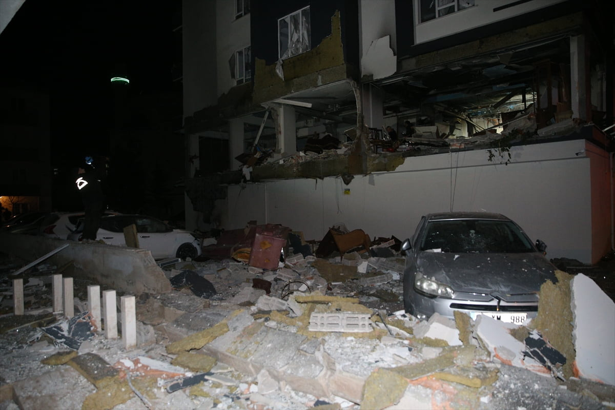 Niğde’de bir apartmanda doğal gaz nedeniyle meydana gelen patlamada 16 kişi yaralandı.