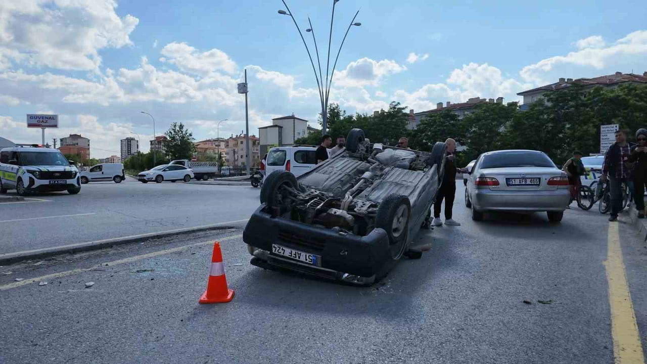 NİĞDE’DE DİREKSİYON HAKİMİYETİNİ KAYBOLAN OTOMOBİL TAKLA ATARKEN, KAZADA BİR KİŞİ...