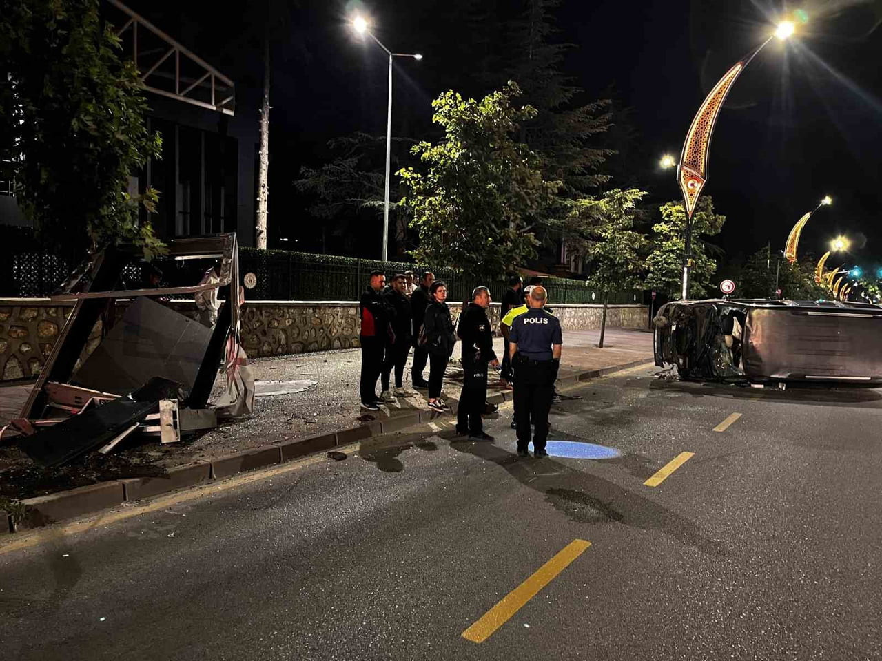 NİĞDE’DE KONTROLDEN ÇIKAN ARAÇ YAN YATTI 2 KİŞİ YARALANDI