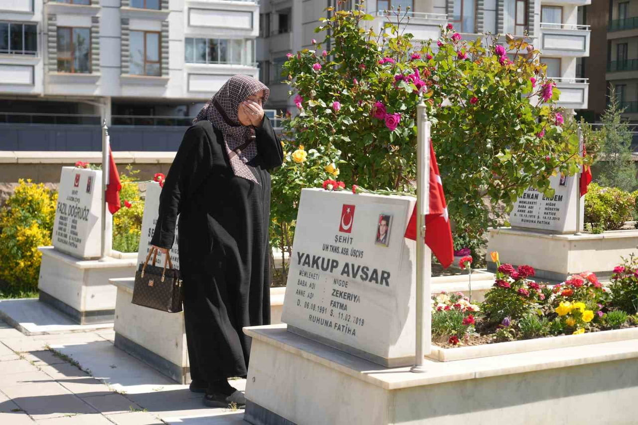 NİĞDE’DE KURBAN ARİFESİNDE ŞEHİTLİK ZİYARET EDİLDİ