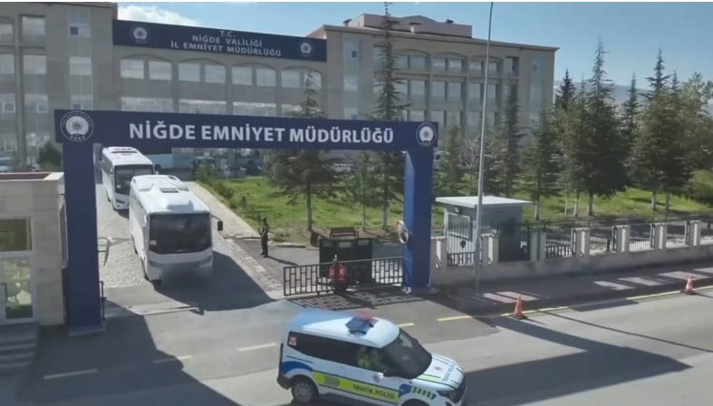 NİĞDE’DE UYUŞTURUCU HÜKÜMLÜSÜ 2 FİRARİ YAKALANDI