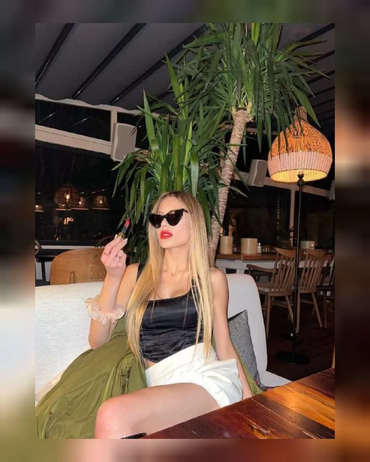 Nihal Candan dekolteli pozlar