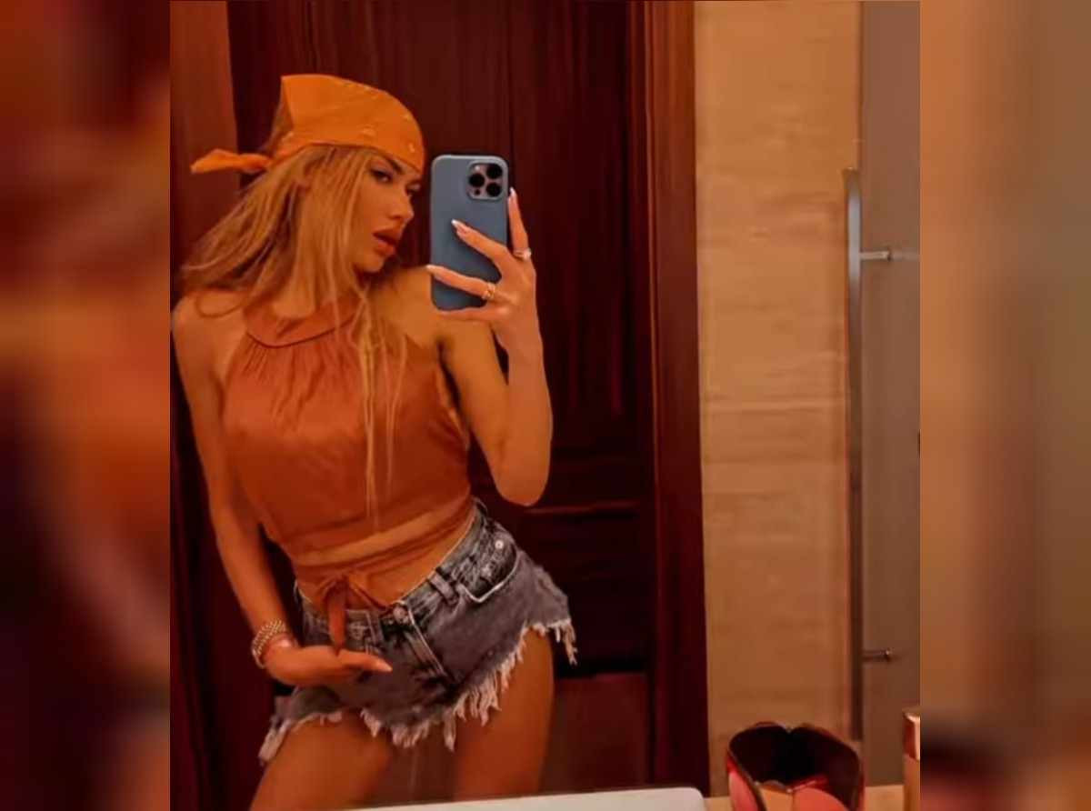 Nihal Candan'dan sütyensiz ayna pozları