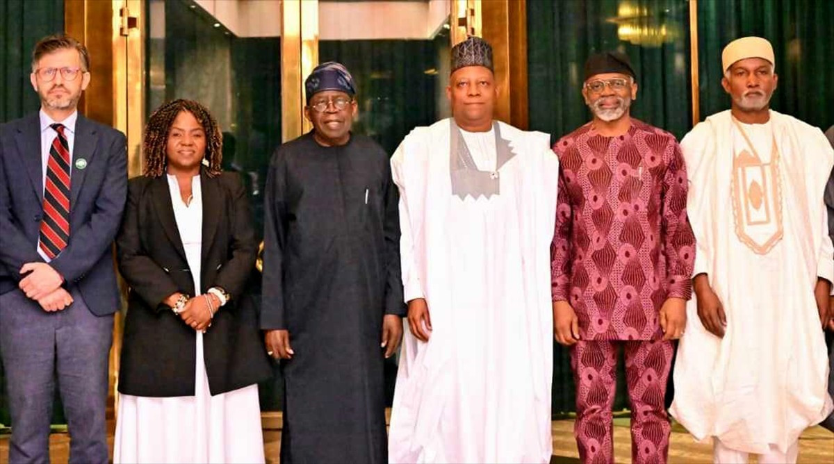 Nijerya Devlet Başkanı Bola Ahmed Tinubu (sol 3), başkent Abuja’da resmi ziyarette bulunan...