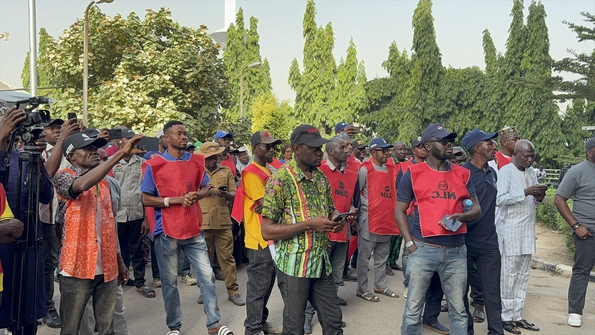 Nijerya'daki işçi sendikaları, ülkede artan güvenlik sorunlarına yönelik önlem alınması talebiyle...