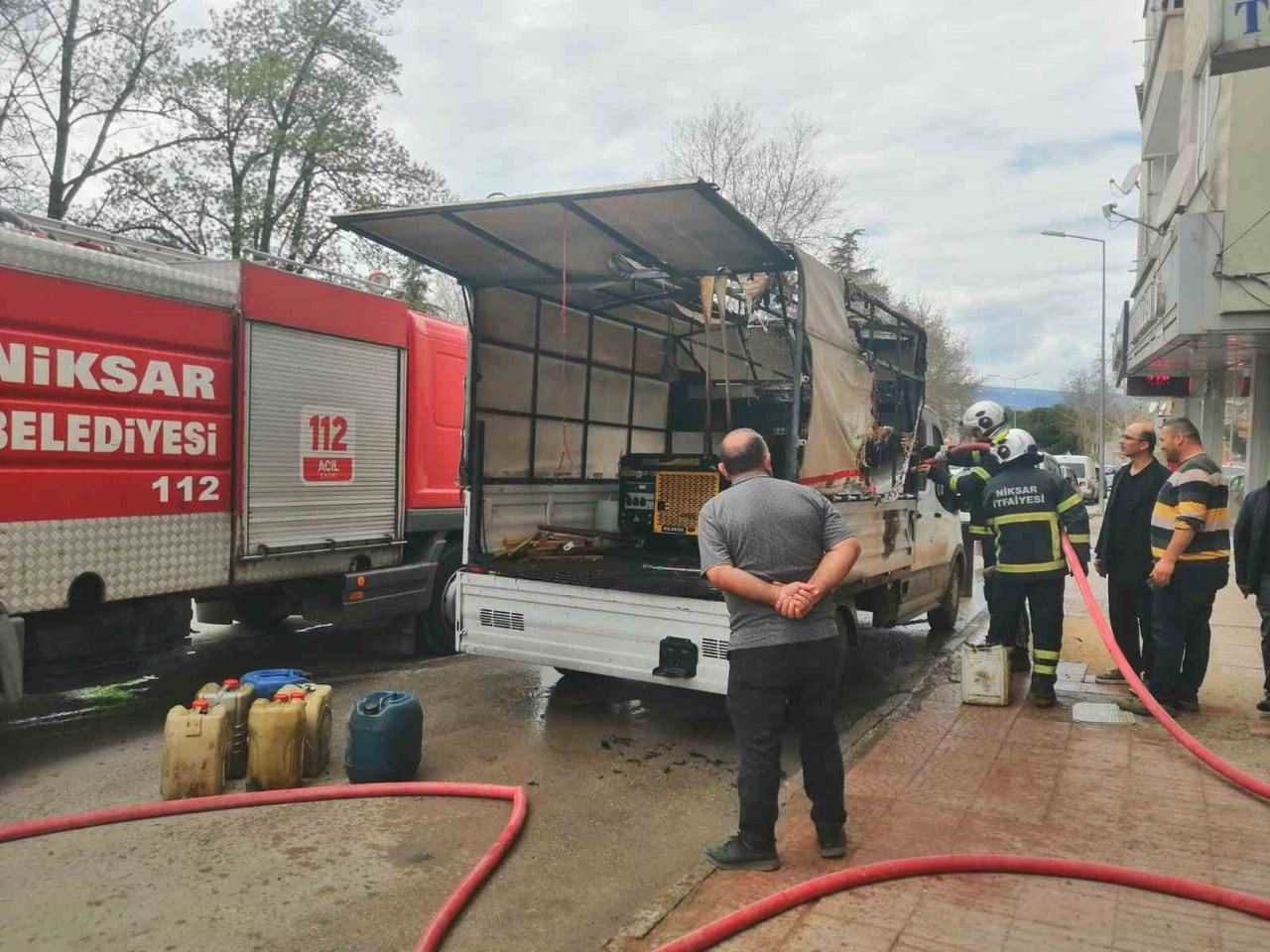 NİKSAR İLÇESİNDE BİR KAMYONETTE ÇIKAN YANGIN PANİĞE NEDEN OLDU.