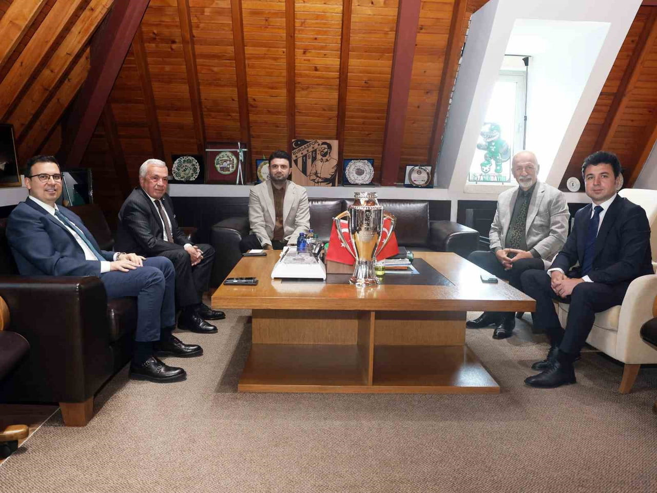 NİLÜFER BELEDİYE BAŞKANI ŞADİ ÖZDEMİR, TFF 1. LİG’E YÜKSELME BAŞARISI GÖSTEREN BURSASPOR’UN KULÜP...