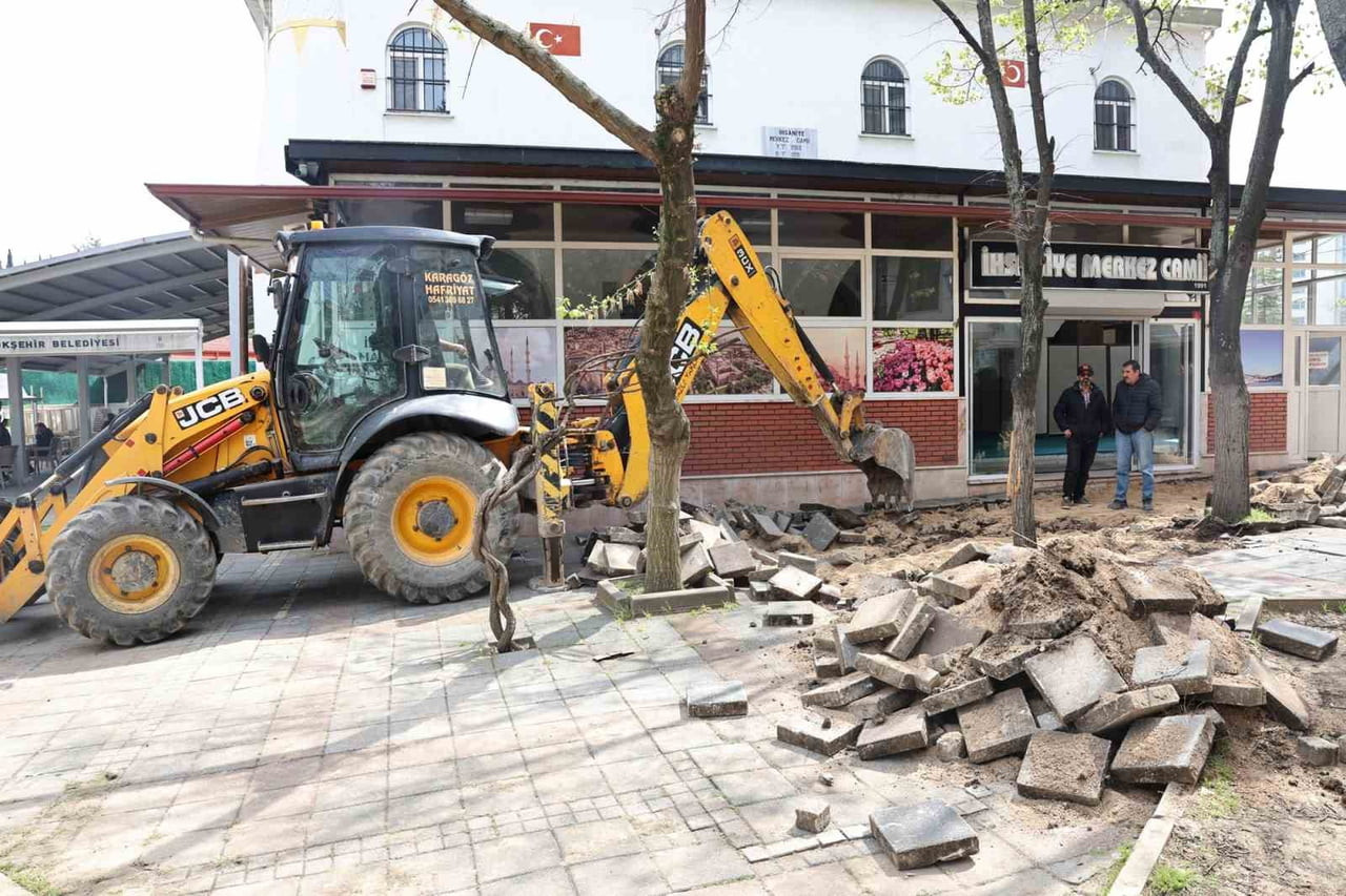 NİLÜFER BELEDİYESİ, İHSANİYE MERKEZ CAMİİ’Nİ DE KAPSAYAN 2 BİN 260 METREKARELİK ALANDA MEYDAN...