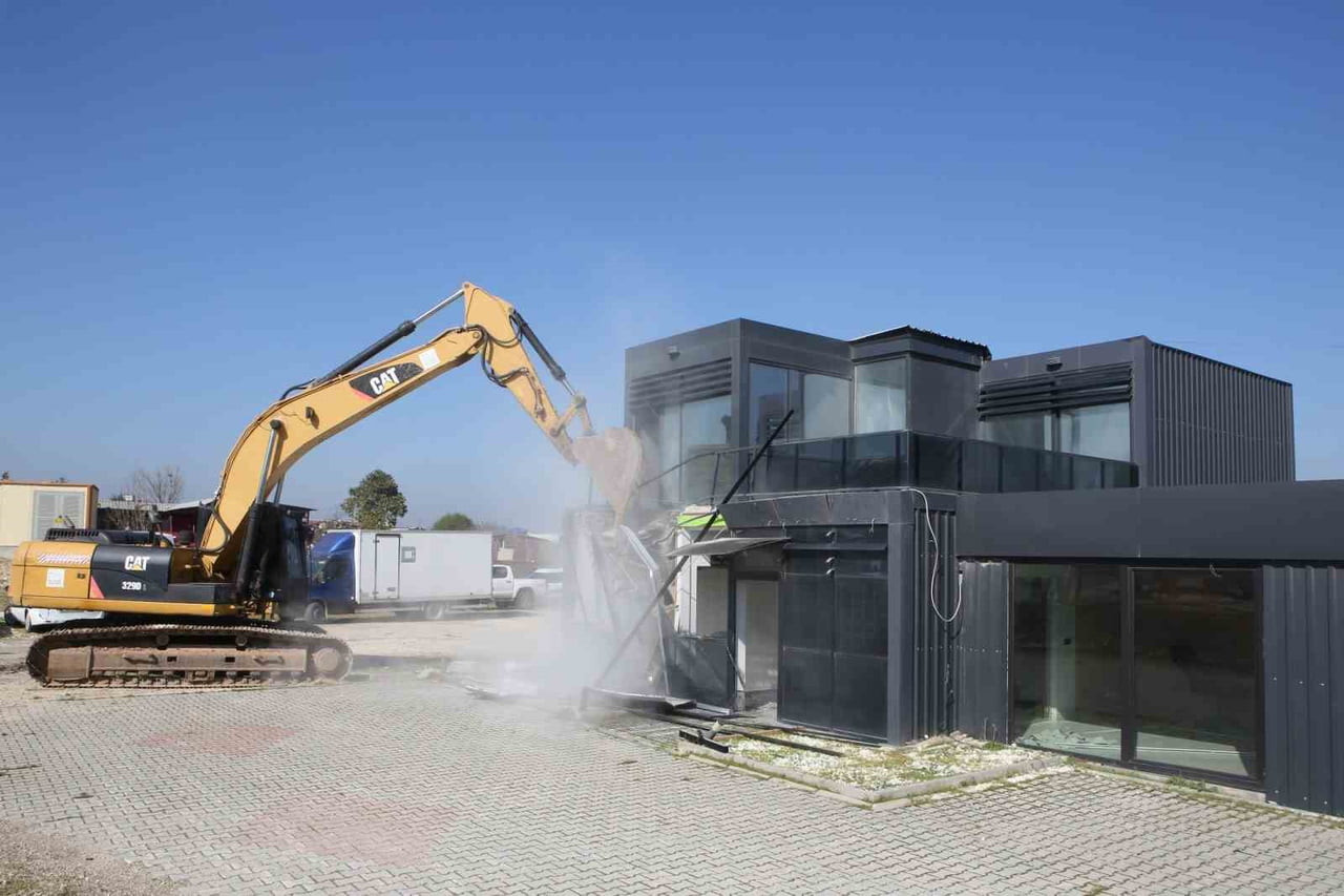 NİLÜFER BELEDİYESİ YIKIM EKİPLERİ, İMARA AYKIRI YAPILARLA MÜCADELE KAPSAMINDA DEMİRCİ VE...