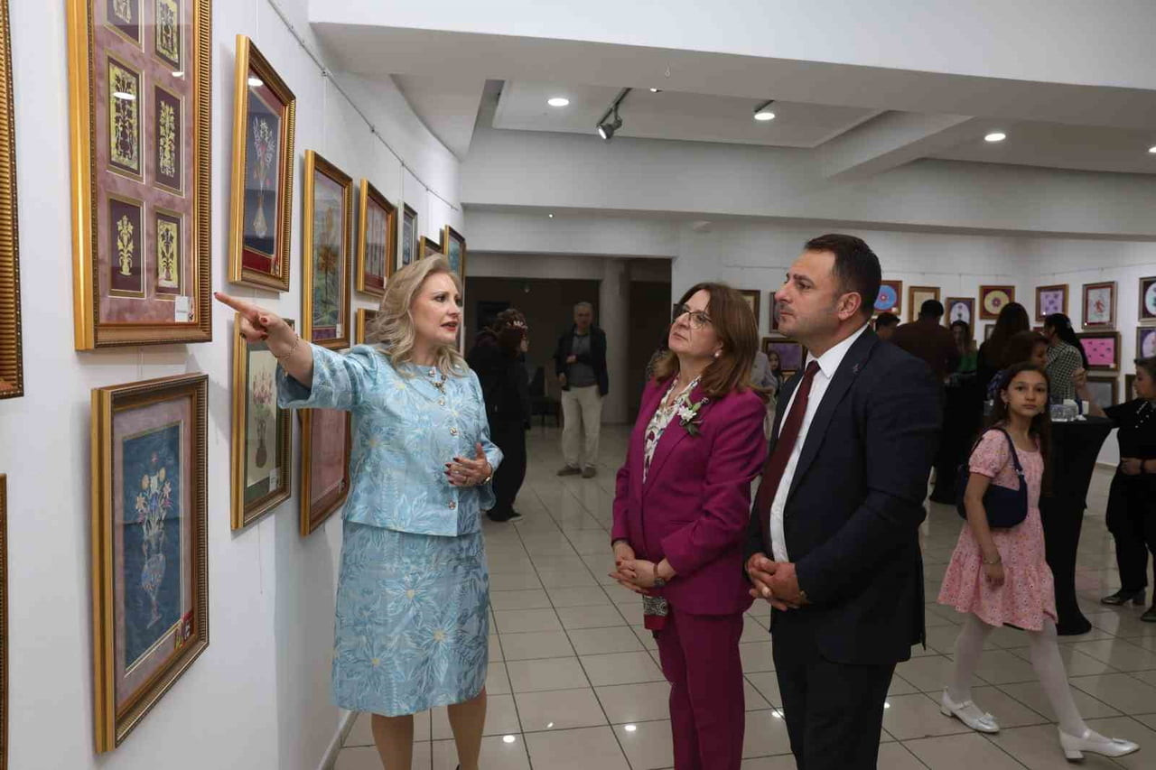 NİLÜFER SANAT ATÖLYELERİ’NİN ÜRETİMLERİNDEN OLUŞAN KAAT-I VE EBRU SERGİSİ İZLENİME...