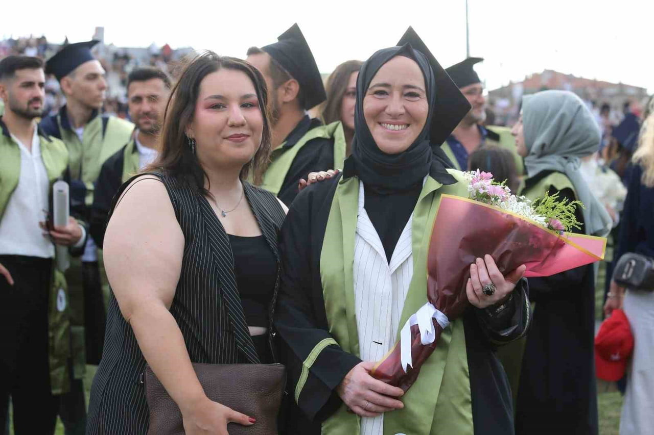 NİLÜFER SAVAŞIR VE KIZI YAĞMUR SAVAŞIR, AYNI DÖNEMDE ÜNİVERSİTEYE BAŞLADI. ANNE MEZUN OLURKEN...